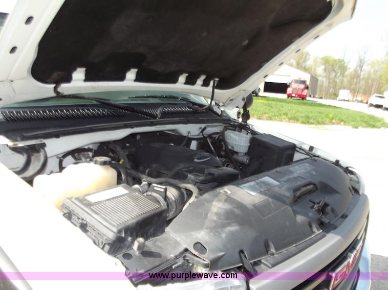 image for item B6328 2007 GMC 2500HD pickup truck