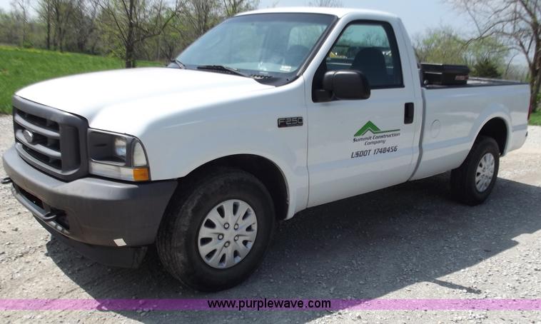 image for item B6330 2004 Ford F250 XL Super Duty pickup truck