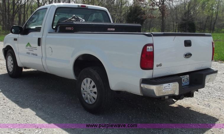 image for item B6330 2004 Ford F250 XL Super Duty pickup truck