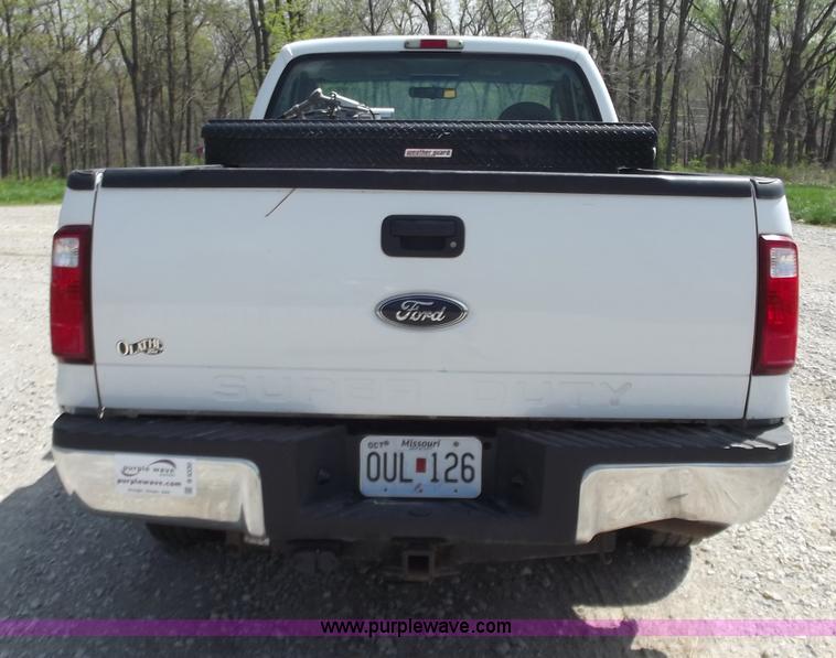 image for item B6330 2004 Ford F250 XL Super Duty pickup truck