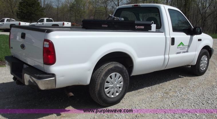 image for item B6330 2004 Ford F250 XL Super Duty pickup truck
