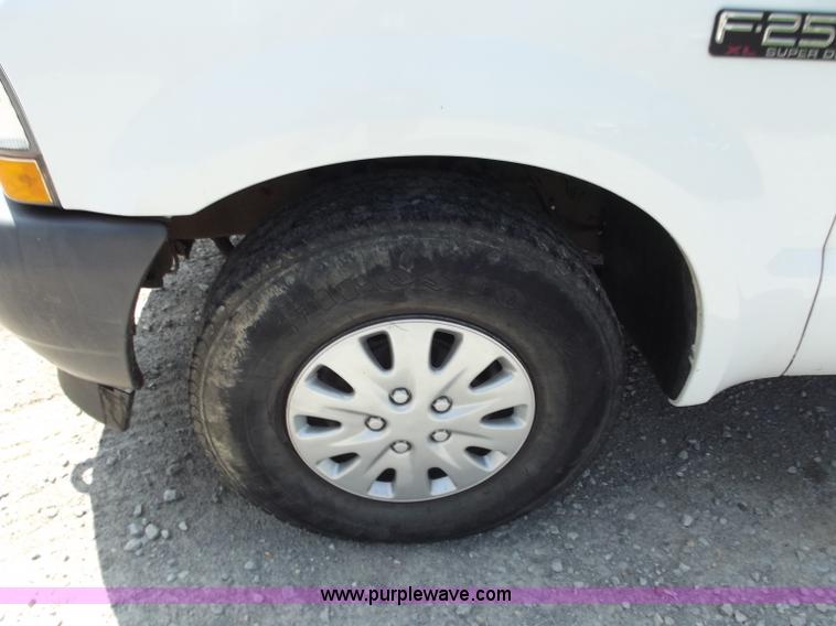 image for item B6330 2004 Ford F250 XL Super Duty pickup truck