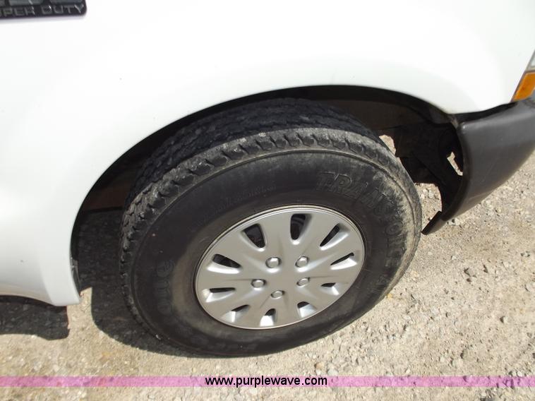 image for item B6330 2004 Ford F250 XL Super Duty pickup truck