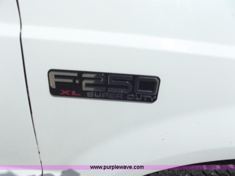 image for item B6330 2004 Ford F250 XL Super Duty pickup truck