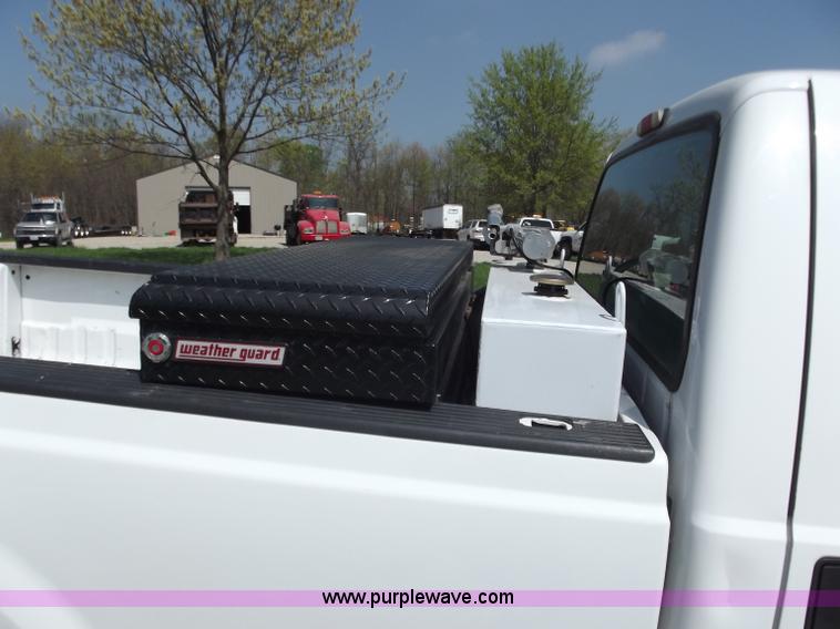 image for item B6330 2004 Ford F250 XL Super Duty pickup truck