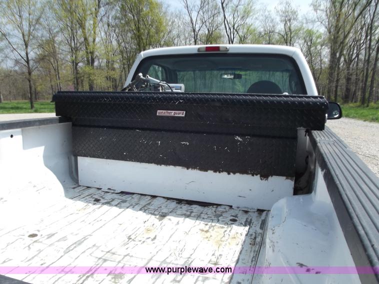 image for item B6330 2004 Ford F250 XL Super Duty pickup truck