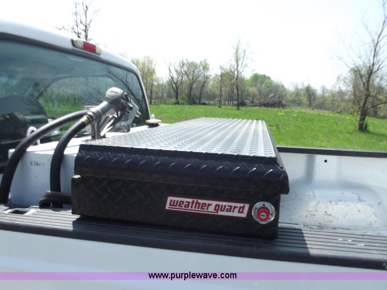 image for item B6330 2004 Ford F250 XL Super Duty pickup truck