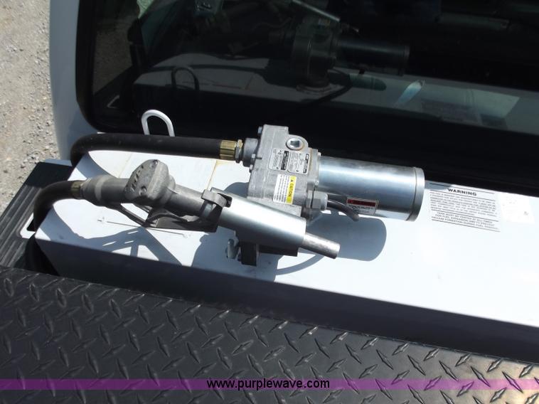 image for item B6330 2004 Ford F250 XL Super Duty pickup truck