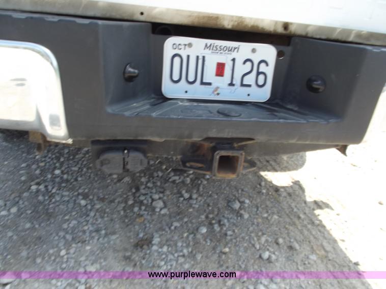 image for item B6330 2004 Ford F250 XL Super Duty pickup truck