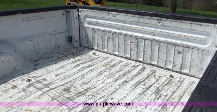 image for item B6330 2004 Ford F250 XL Super Duty pickup truck