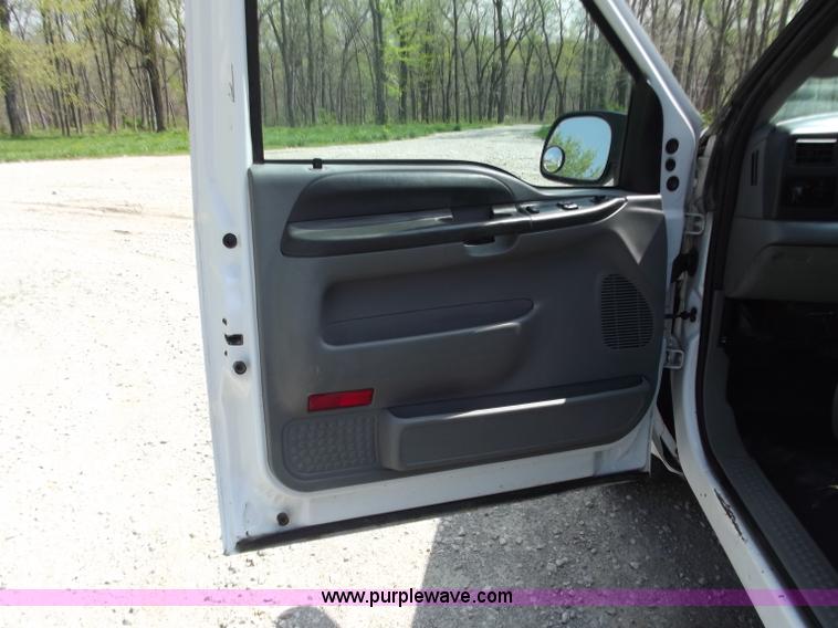 image for item B6330 2004 Ford F250 XL Super Duty pickup truck