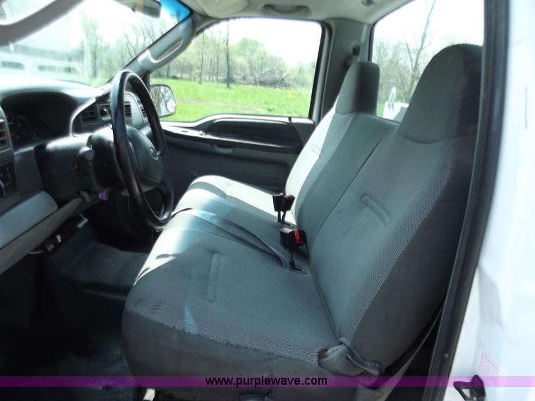 image for item B6330 2004 Ford F250 XL Super Duty pickup truck