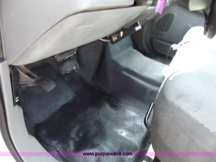 image for item B6330 2004 Ford F250 XL Super Duty pickup truck