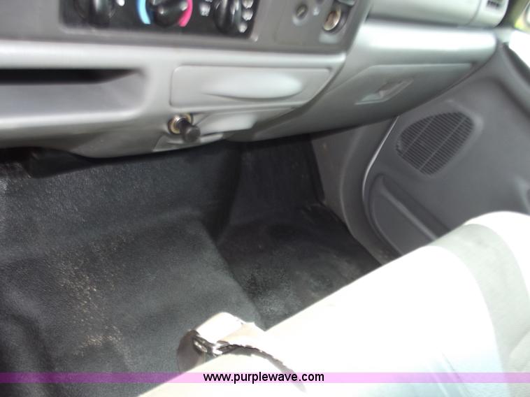 image for item B6330 2004 Ford F250 XL Super Duty pickup truck