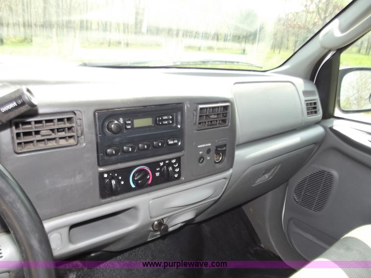 image for item B6330 2004 Ford F250 XL Super Duty pickup truck