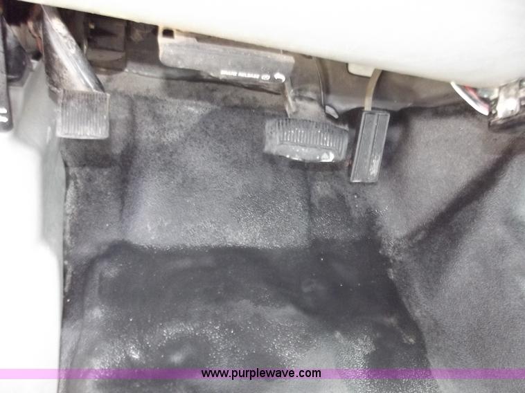 image for item B6330 2004 Ford F250 XL Super Duty pickup truck