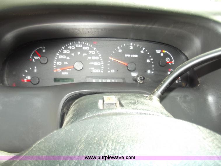 image for item B6330 2004 Ford F250 XL Super Duty pickup truck