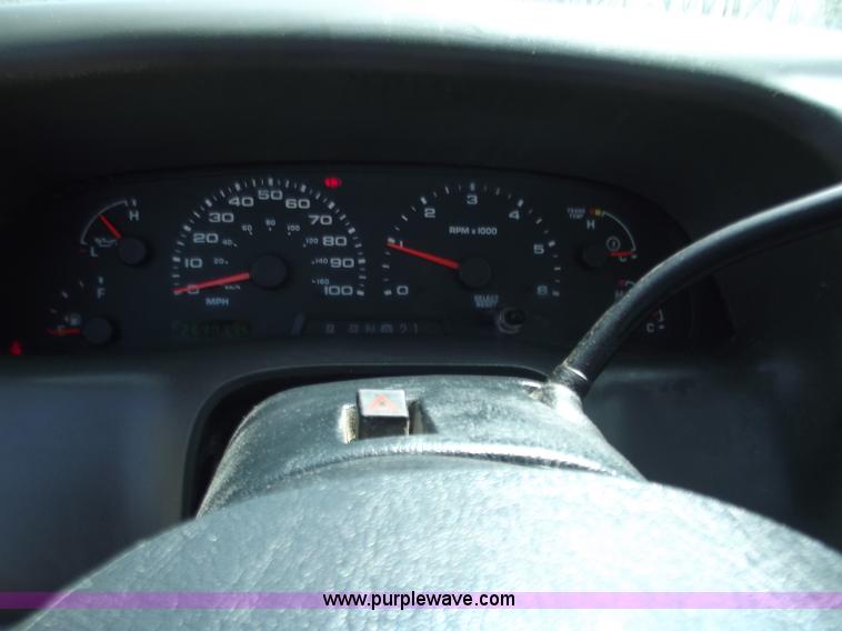 image for item B6330 2004 Ford F250 XL Super Duty pickup truck