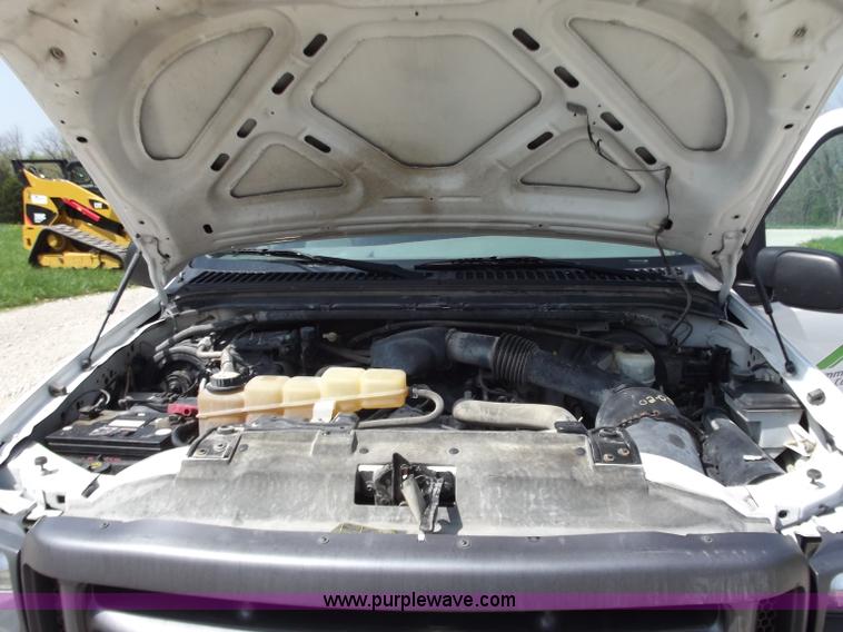 image for item B6330 2004 Ford F250 XL Super Duty pickup truck