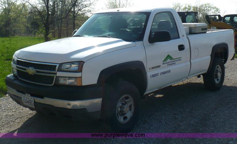 image for item B6332 2005 Chevrolet Silverado C2500HD pickup truck