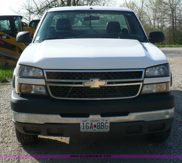 image for item B6332 2005 Chevrolet Silverado C2500HD pickup truck