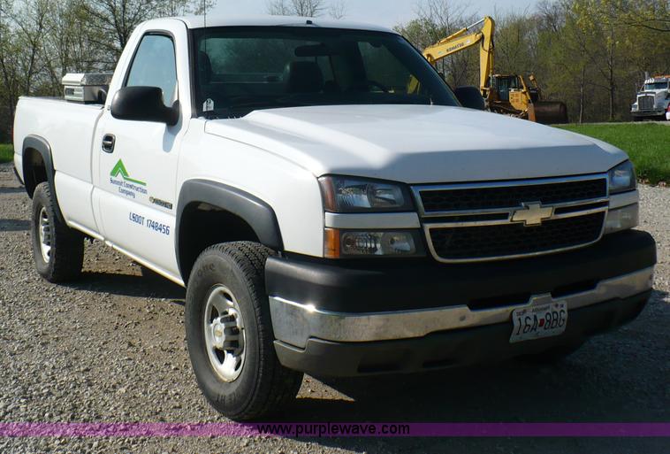 image for item B6332 2005 Chevrolet Silverado C2500HD pickup truck