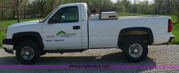image for item B6332 2005 Chevrolet Silverado C2500HD pickup truck