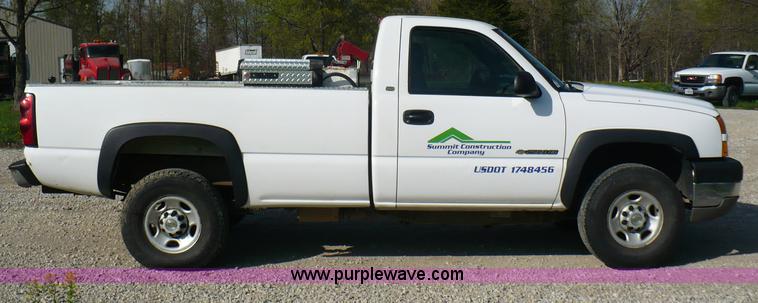 image for item B6332 2005 Chevrolet Silverado C2500HD pickup truck