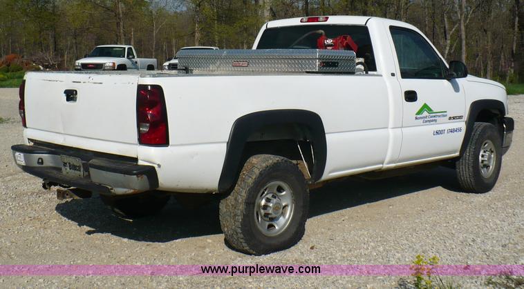 image for item B6332 2005 Chevrolet Silverado C2500HD pickup truck