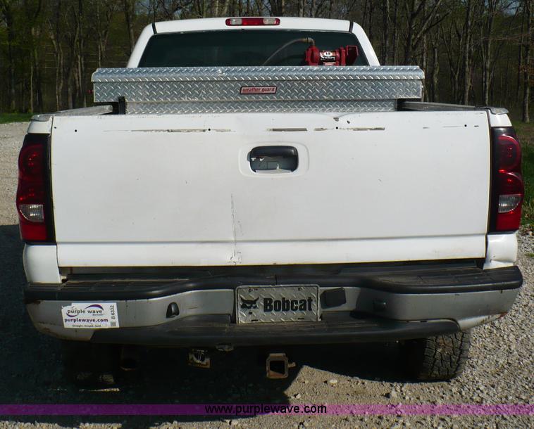 image for item B6332 2005 Chevrolet Silverado C2500HD pickup truck