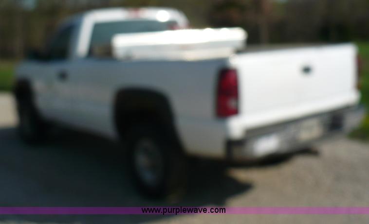 image for item B6332 2005 Chevrolet Silverado C2500HD pickup truck