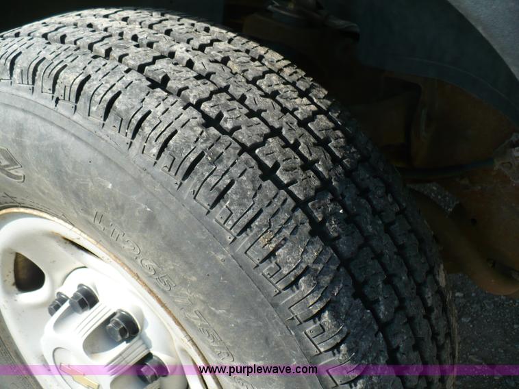 image for item B6332 2005 Chevrolet Silverado C2500HD pickup truck