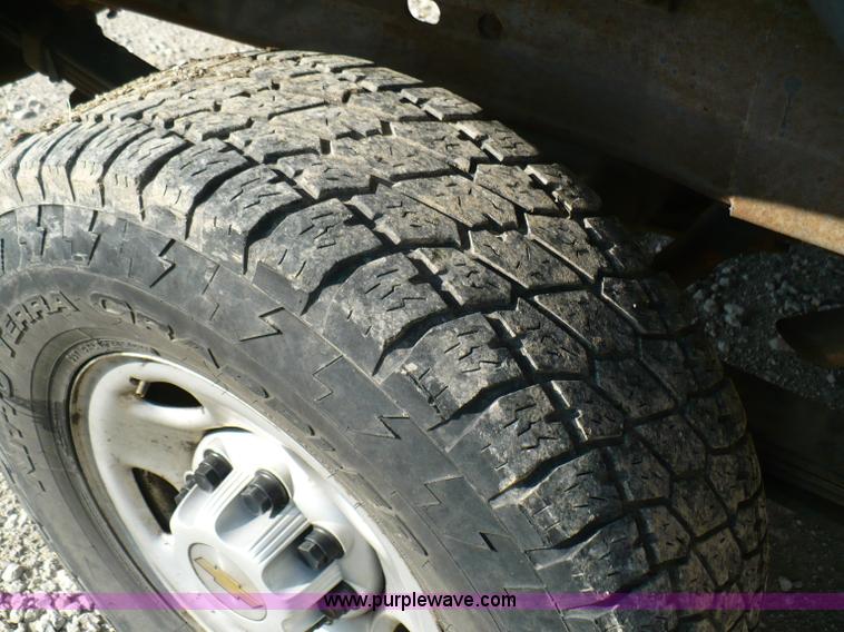 image for item B6332 2005 Chevrolet Silverado C2500HD pickup truck