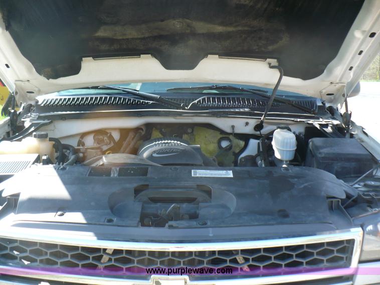 image for item B6332 2005 Chevrolet Silverado C2500HD pickup truck