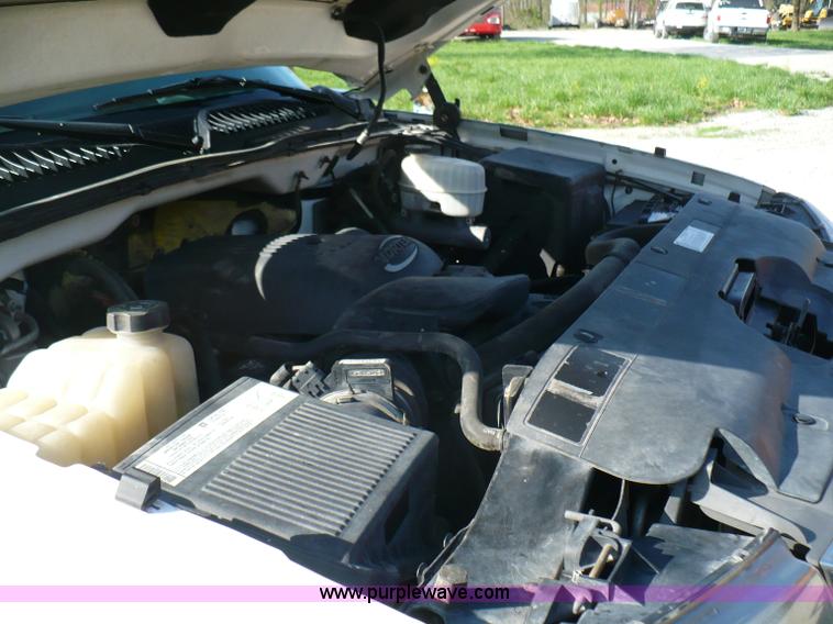 image for item B6332 2005 Chevrolet Silverado C2500HD pickup truck