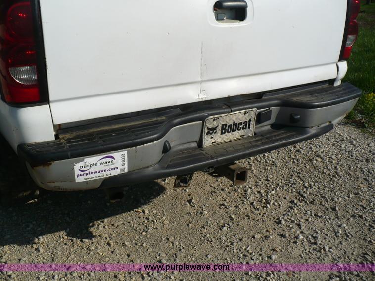 image for item B6332 2005 Chevrolet Silverado C2500HD pickup truck