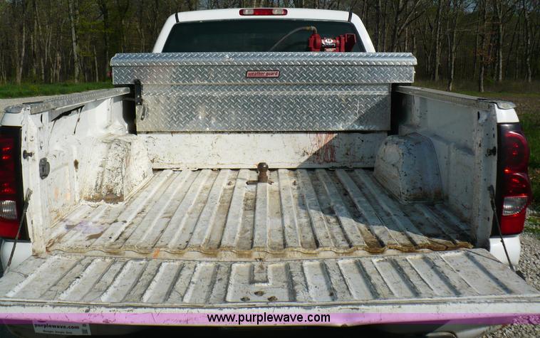 image for item B6332 2005 Chevrolet Silverado C2500HD pickup truck