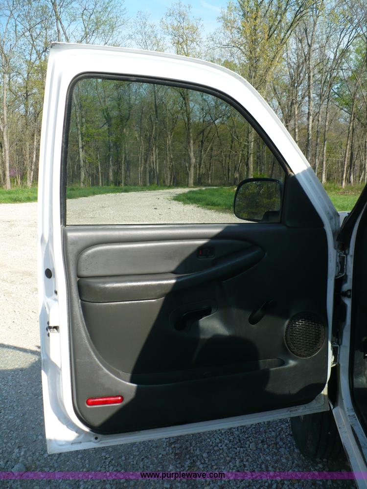 image for item B6332 2005 Chevrolet Silverado C2500HD pickup truck