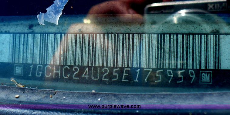 image for item B6332 2005 Chevrolet Silverado C2500HD pickup truck