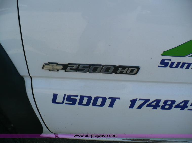 image for item B6332 2005 Chevrolet Silverado C2500HD pickup truck