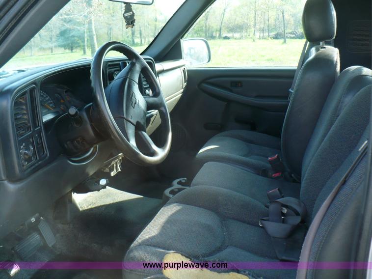 image for item B6332 2005 Chevrolet Silverado C2500HD pickup truck