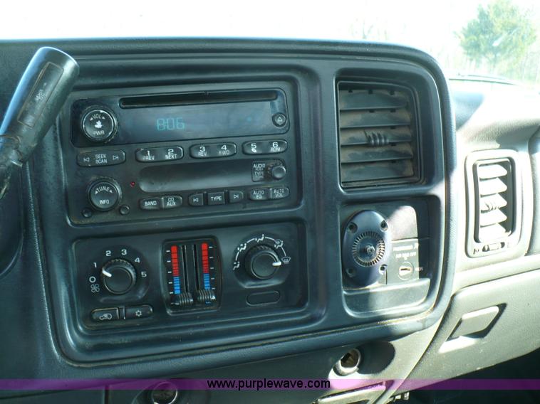 image for item B6332 2005 Chevrolet Silverado C2500HD pickup truck