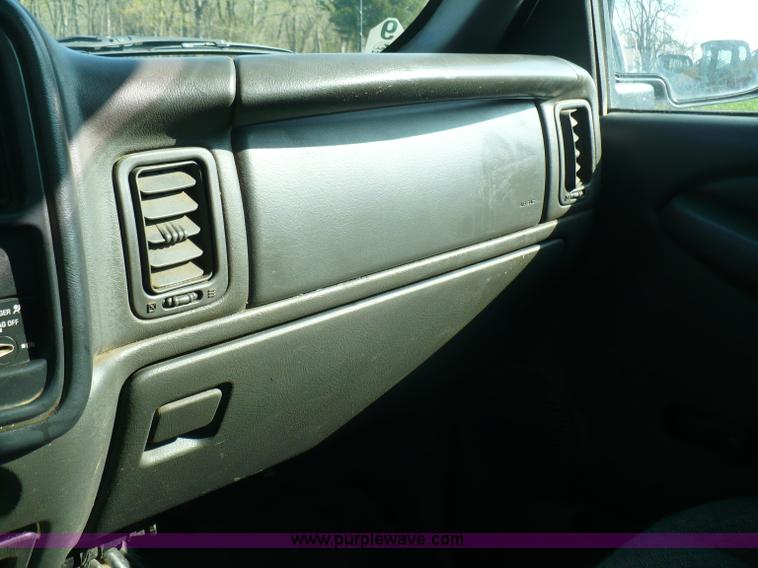 image for item B6332 2005 Chevrolet Silverado C2500HD pickup truck