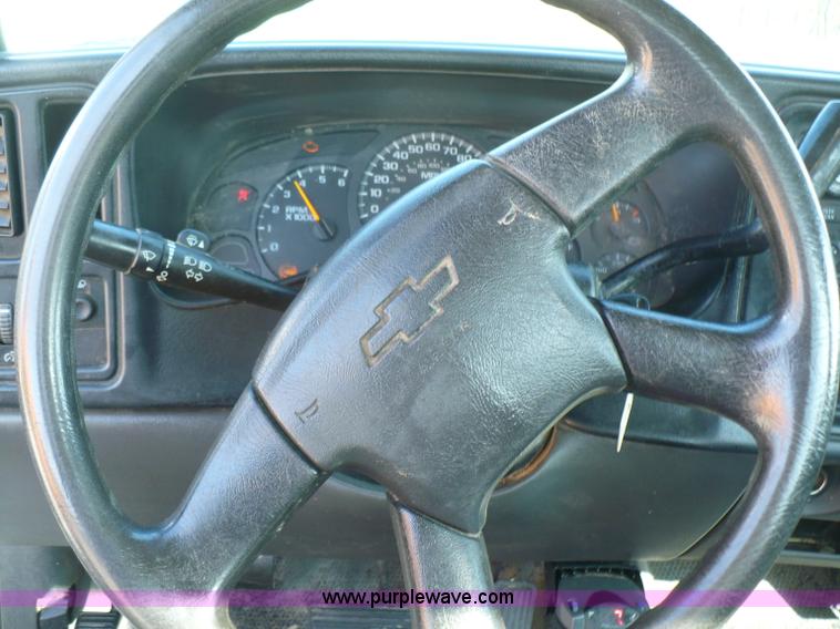 image for item B6332 2005 Chevrolet Silverado C2500HD pickup truck