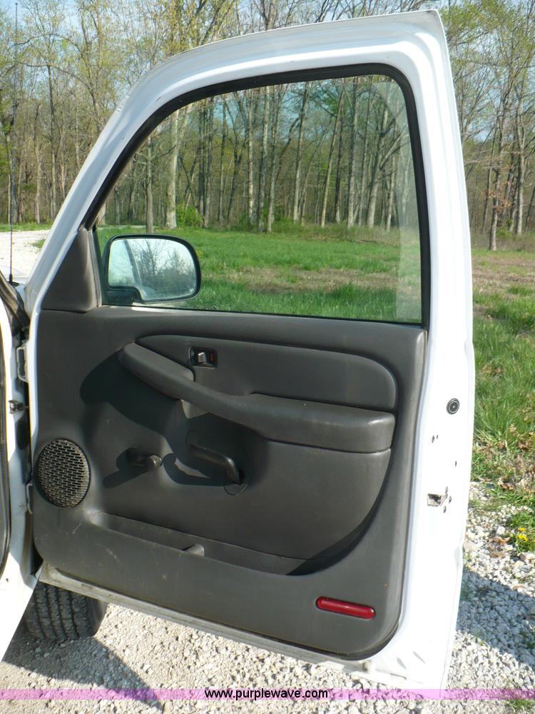 image for item B6332 2005 Chevrolet Silverado C2500HD pickup truck