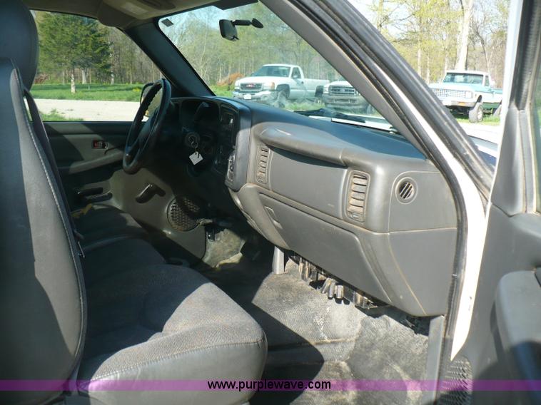 image for item B6332 2005 Chevrolet Silverado C2500HD pickup truck