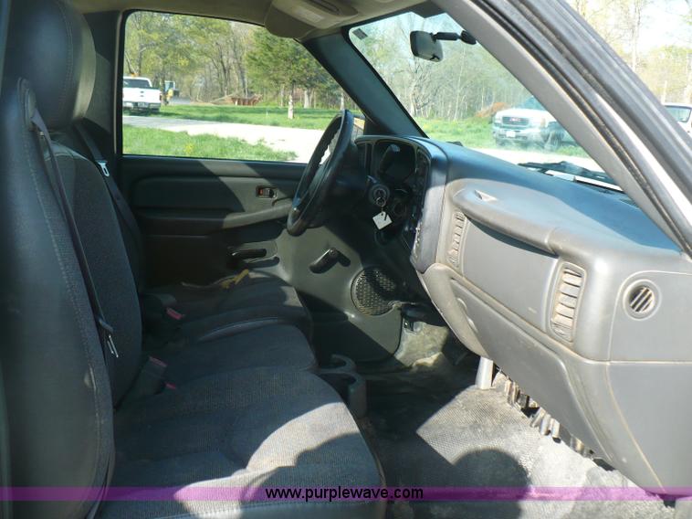 image for item B6332 2005 Chevrolet Silverado C2500HD pickup truck