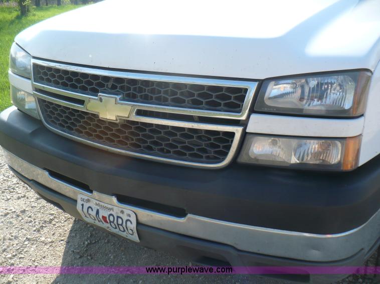 image for item B6332 2005 Chevrolet Silverado C2500HD pickup truck