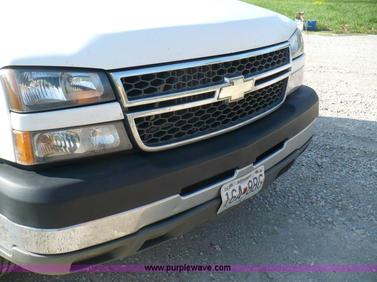 image for item B6332 2005 Chevrolet Silverado C2500HD pickup truck