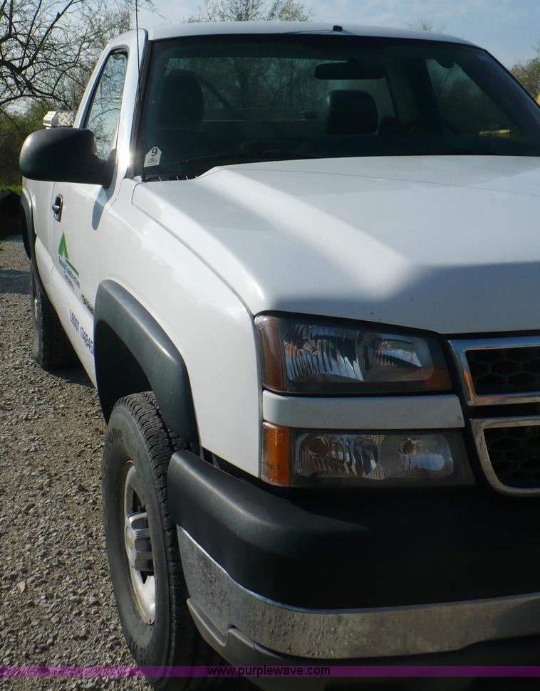 image for item B6332 2005 Chevrolet Silverado C2500HD pickup truck